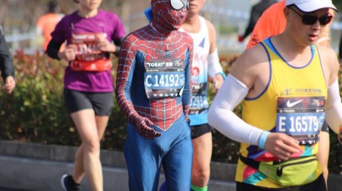 上海马拉松升级记：当白金标遇见奇装异服，城市因奔跑而生动