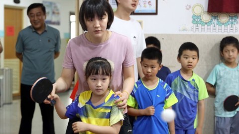 世界冠军回乡传艺 乒乓薪火代代相传